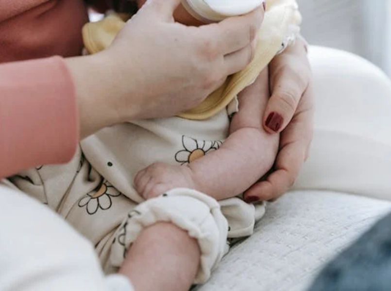 Lezeressen vertellen: wanneer stop je met flesvoeding geven?
