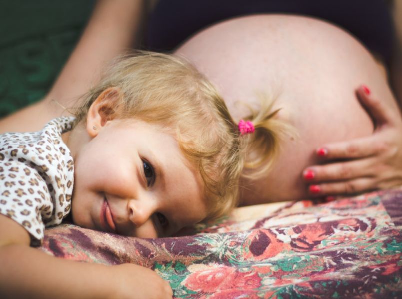 Dít voel je als je baby in je buik beweegt