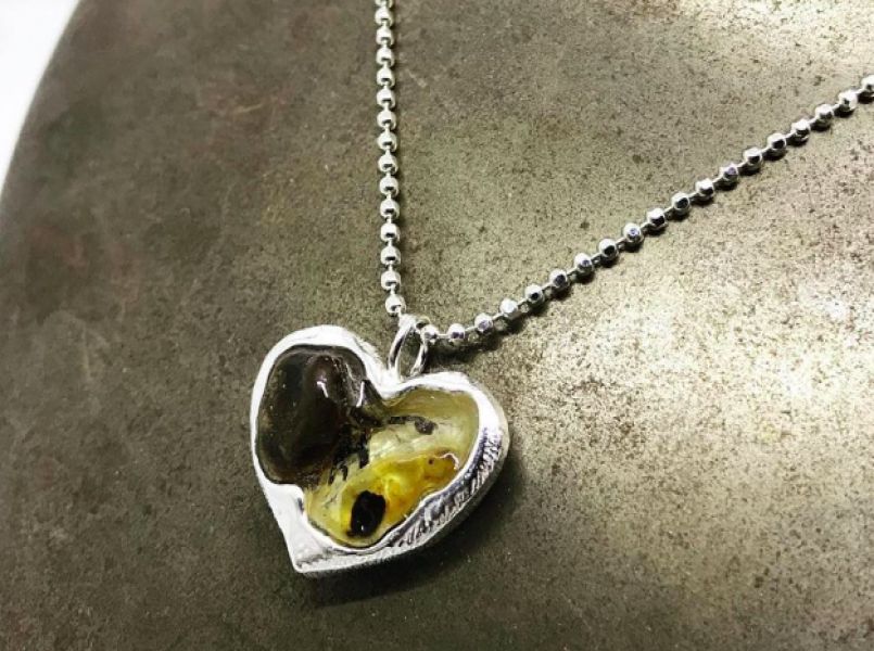 Nieuwe trend: de navelstreng als sieraad