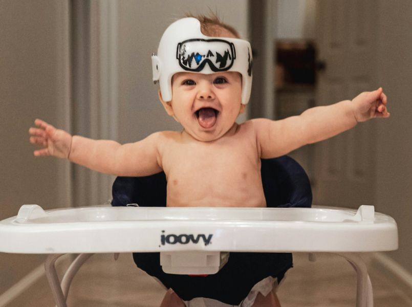 Een afgeplat hoofdje bij je baby: wat is normaal en wanneer is een helmpje nodig?