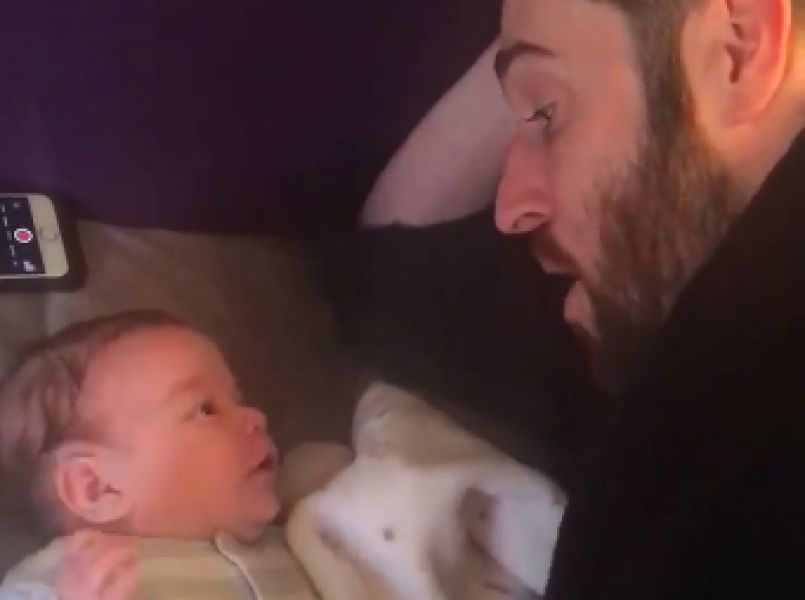 Zegt deze 3 maanden oude baby ‘hallo’ tegen zijn vader?