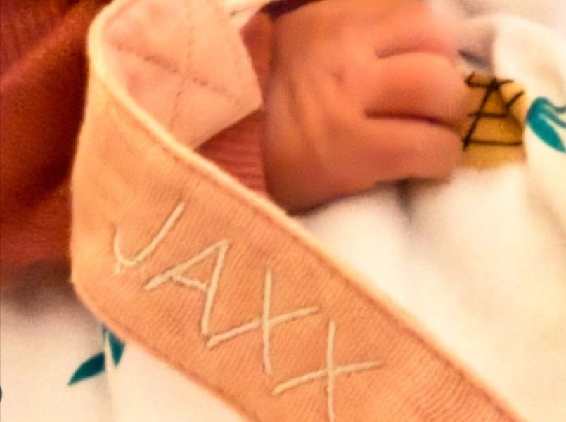 Dít is de reden waarom pasgeboren baby Jasmine Sendar Jaxx heet