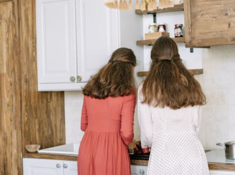 Verwisselde baby’s na 35 jaar herenigd