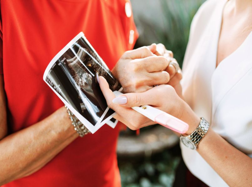 Pixie Lott onthult tweede zwangerschap live op podium!