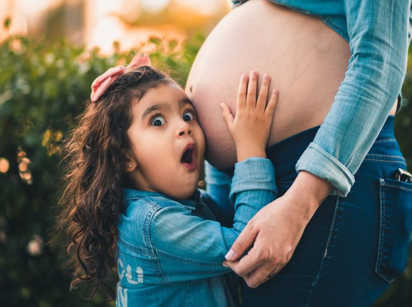 Lezeressen vertellen: wanneer vertel je je kind dat er een broertje/zusje op komst is?