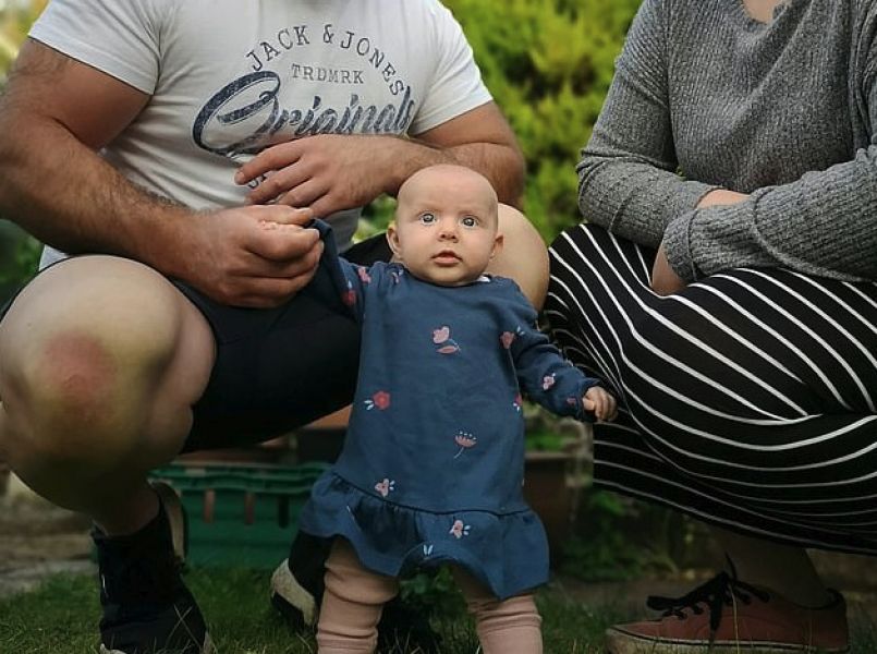 Wow! Deze baby kon al met 8 weken staan