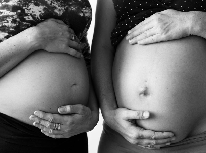 Ms Rachel bevalt via een draagmoeder