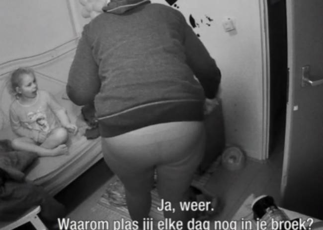 Gisteren in Nanny On Tour: moeder straft dochter die in bed plast