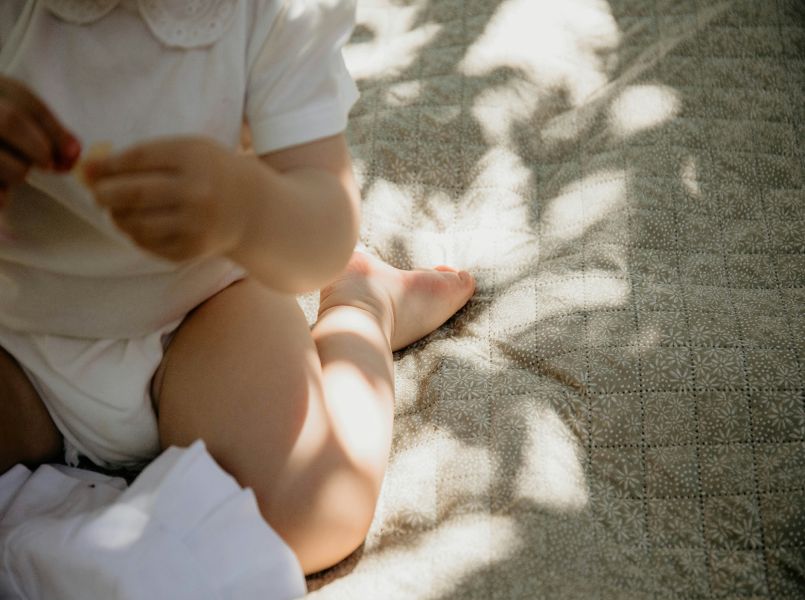 Waarom de W-zit bij kinderen niet zo onschuldig is als het lijkt