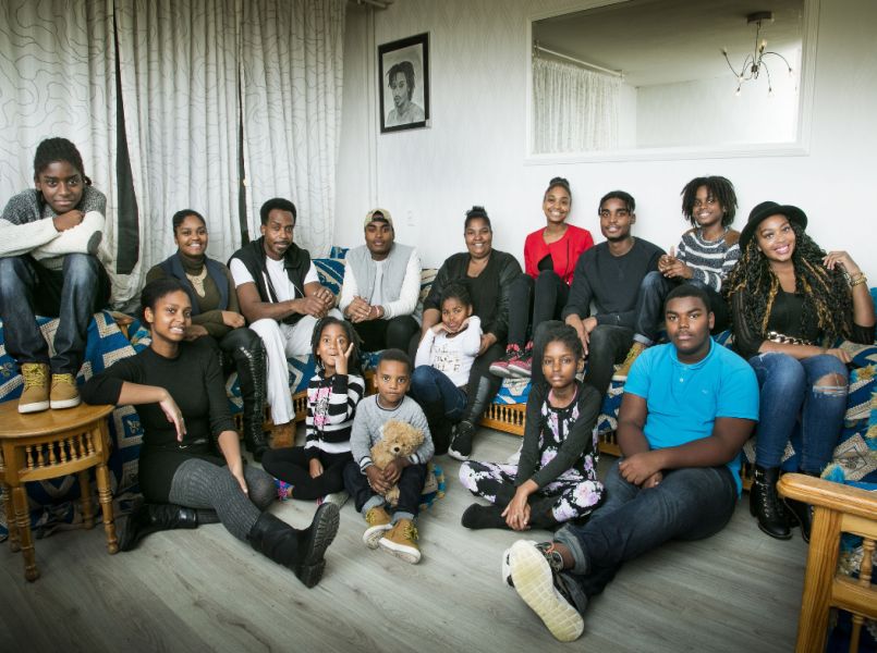 Samantha (54) van Een Huis Vol zwanger van veertiende kind