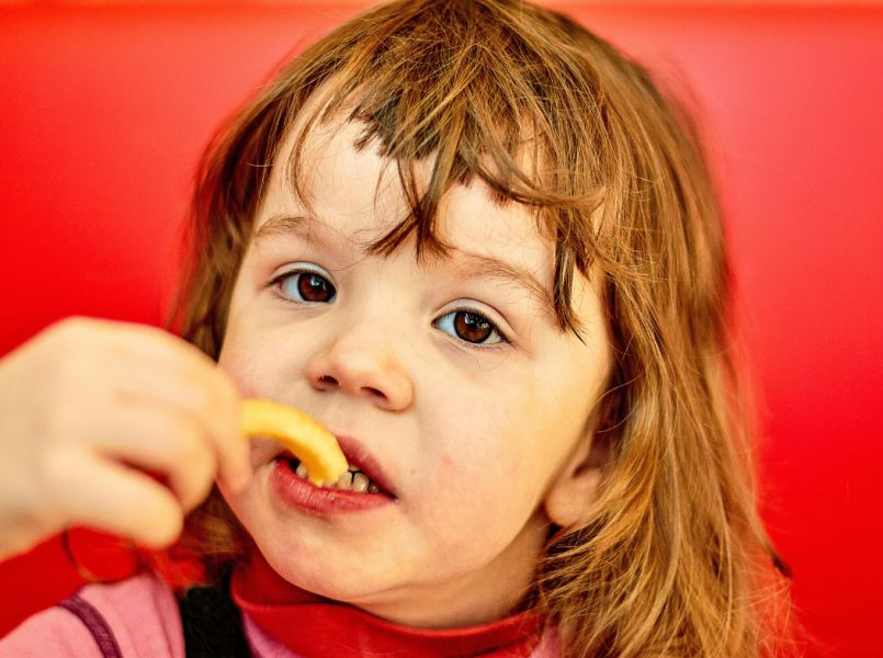 Waarom kinderen na het zwemmen altijd zo’n honger hebben (en wat zout ermee te maken heeft)