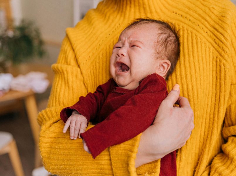 “Waarom huilt mijn baby iedere avond?” Alles over het beruchte heksenuurtje
