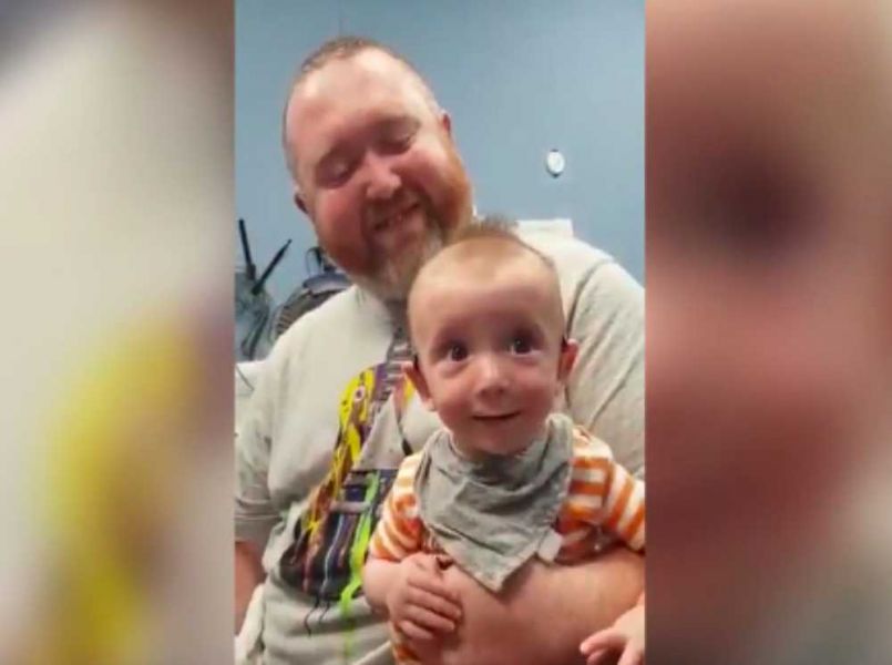 Ontroerende video: baby kan voor het eerst horen