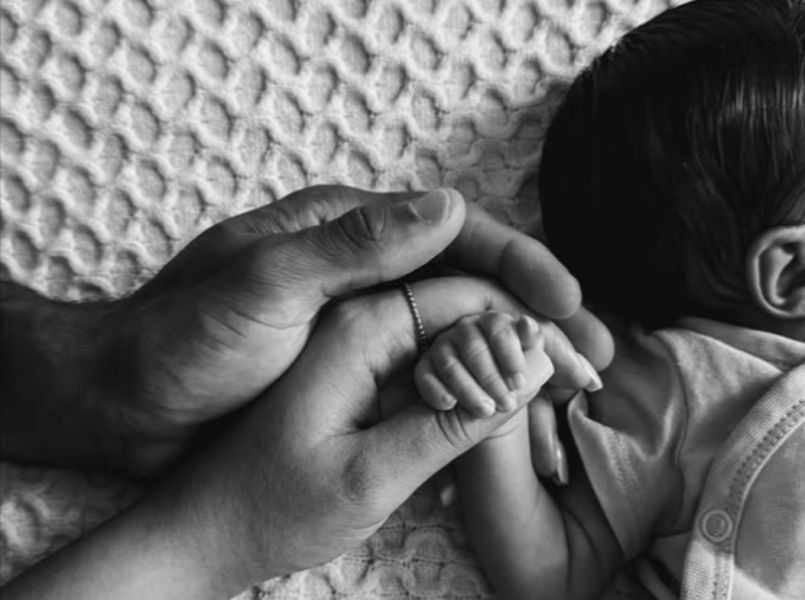 Schattig: dít is de pasgeboren dochter van voetballer Ryan Gravenberch