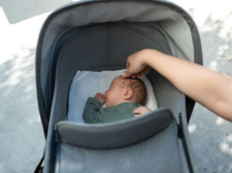 Mag een baby buiten slapen? Dit moet je weten over dutjes in de frisse lucht