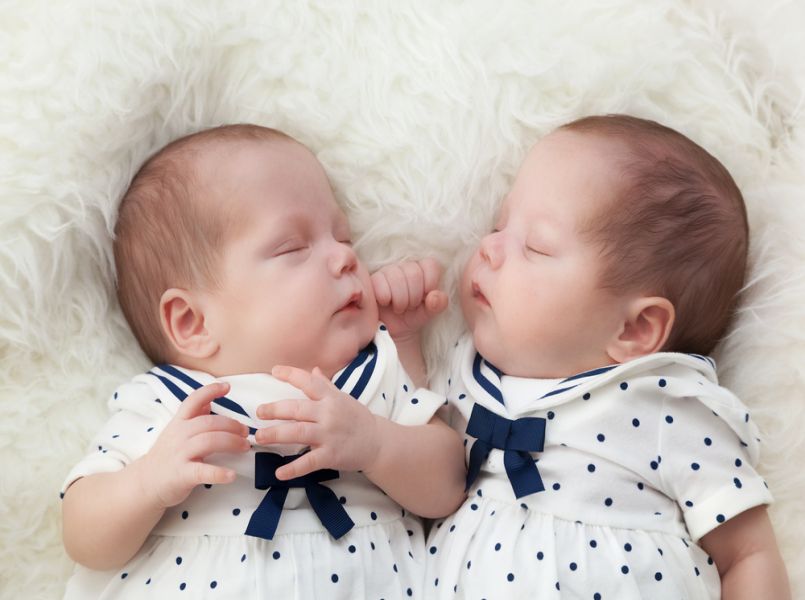 Moeder van tweeling kleedt haar kinderen altijd identiek