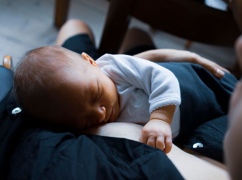 Dit is waarom jouw baby beter slaapt in de drukte dan in zijn eigen bed