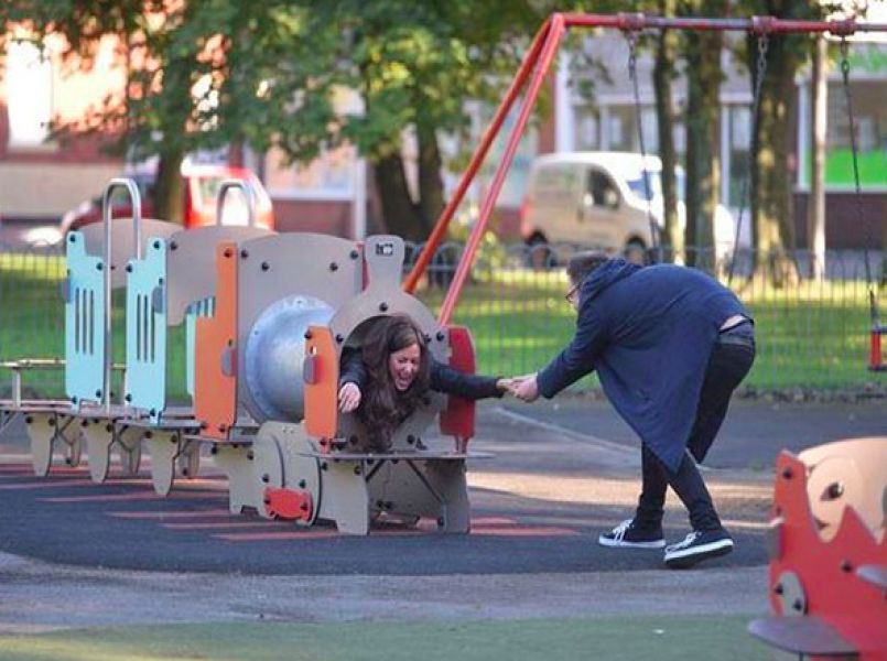 Niet doen: als volwassene in een speeltuin spelen