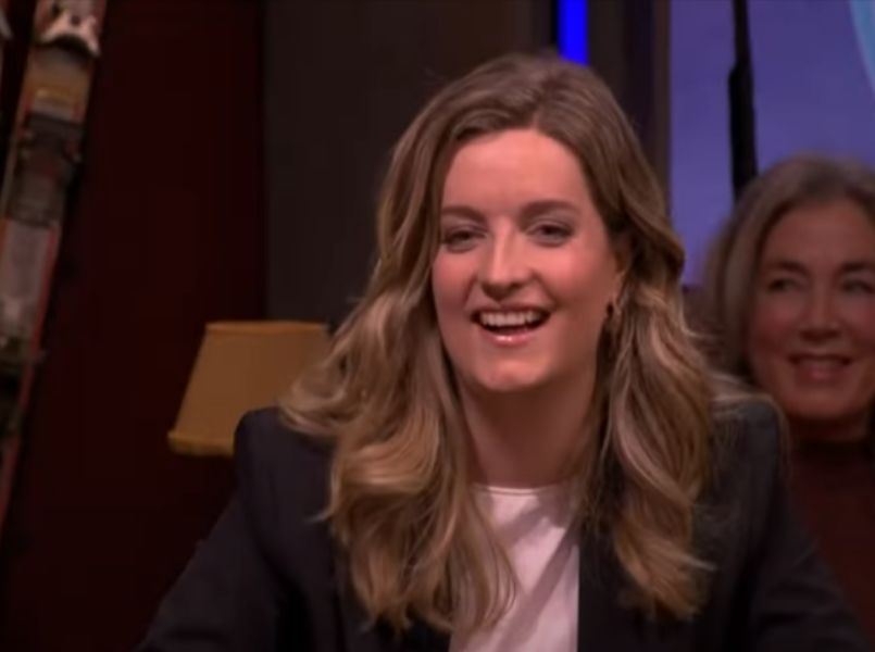 Merel Ek kondigt zwangerschap live aan in De Oranjewinter