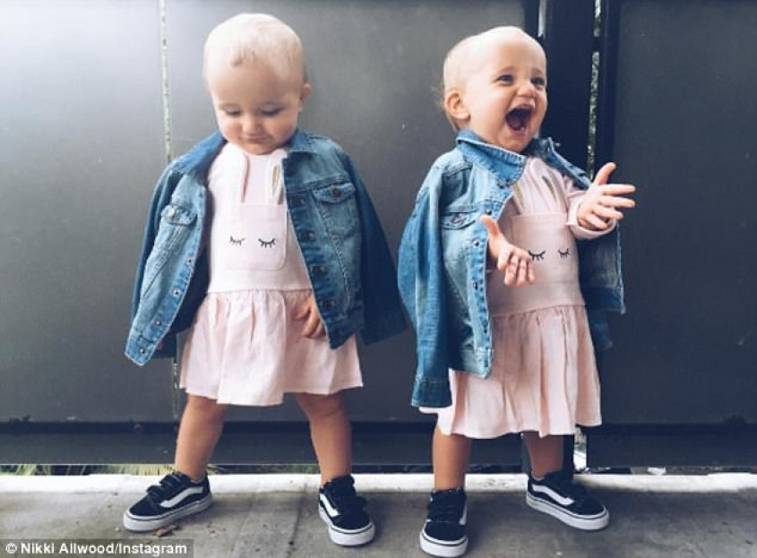 Verbazingwekkend Moeder van tweeling kleedt haar kinderen altijd identiek DX-81